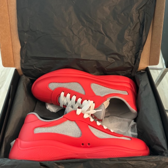 Prada - Picture 3 of 4